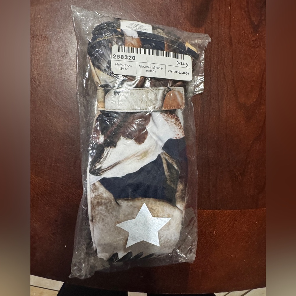 Molo Winter Gloves with Silver Star